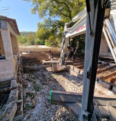 Démolition d'une vieille bâtisse de 1830 avec son cabanon et sa piscine