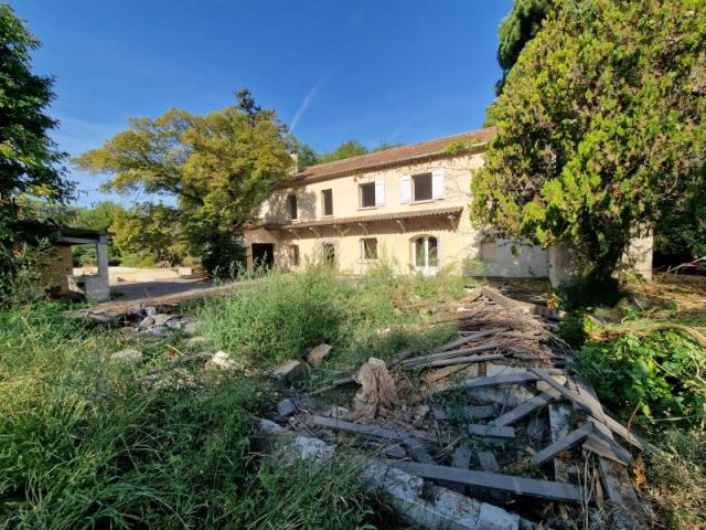 Démolition d'une vieille bâtisse de 1830 avec son cabanon et sa piscine